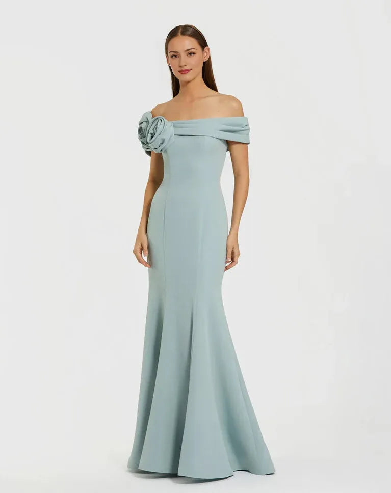 Robe Weitese en satin bleu pâle glamour, épaules dénudées, coupe sirène, accent floral, longueur au sol
